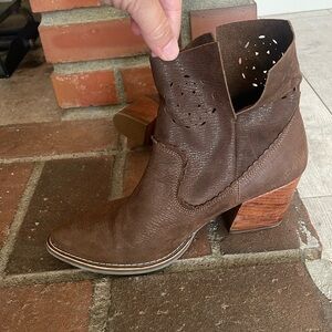 San Basilio | brown lamb leather boots Size 8 1/2 (39). Made in Columbia